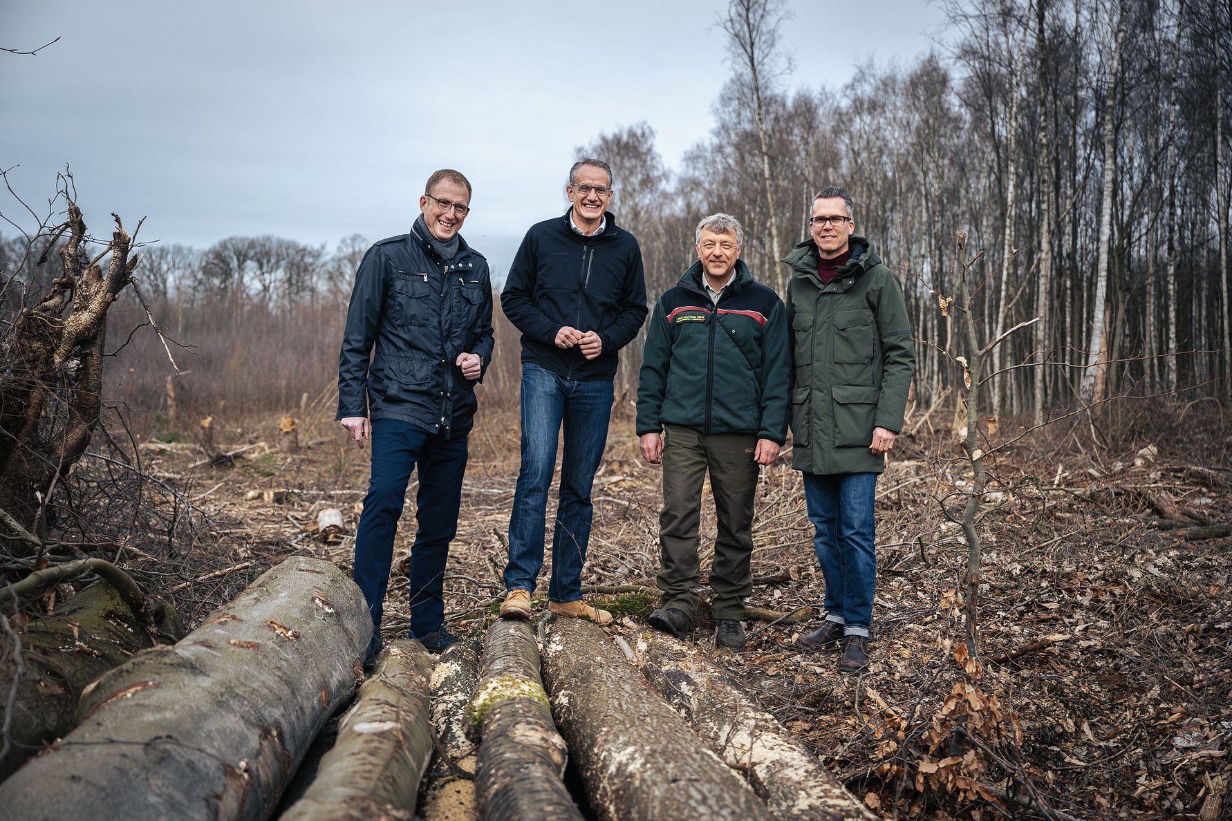 Demnächst wachsen hier westfälische Stieleichen: (von links) Harald Meyer (LBS-Vertriebsmanagement), Jörg Koschate (LBS-Vertriebs-Chef), Förster Jörn Stanke und Karsten Köper (Geschäftsführer Stiftung von der Tinnen) Foto: Thomas Mohn