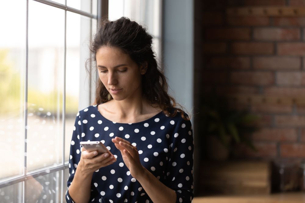 Kvinna använder mobiltelefon 