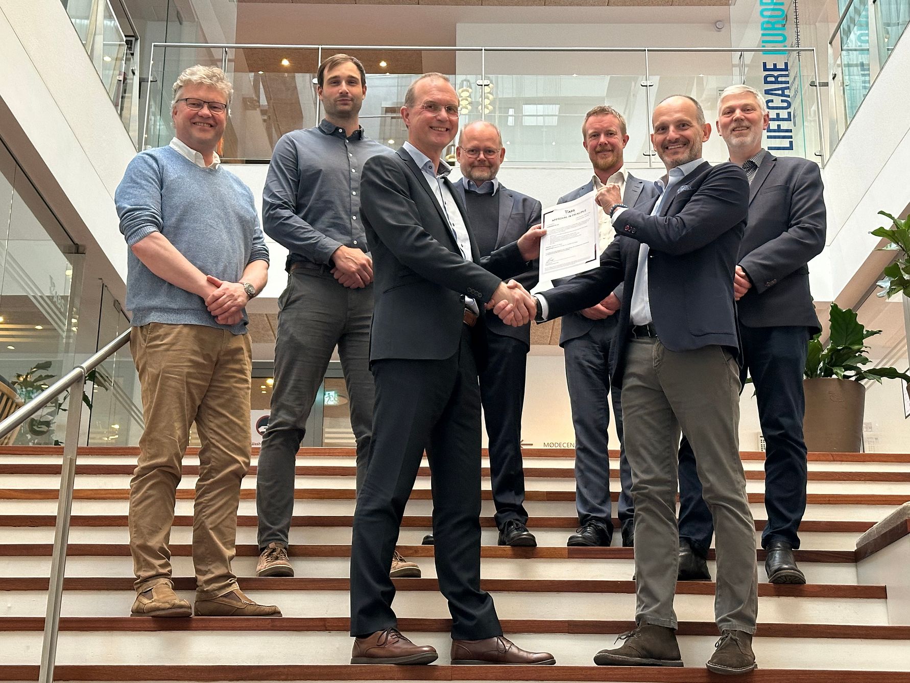 Ken Wesnæs, CEO CarbonCuts, receives the Approval in Principle certificate for the proposed CO2 barge design, from ABS, American Bureau of Shipping .
