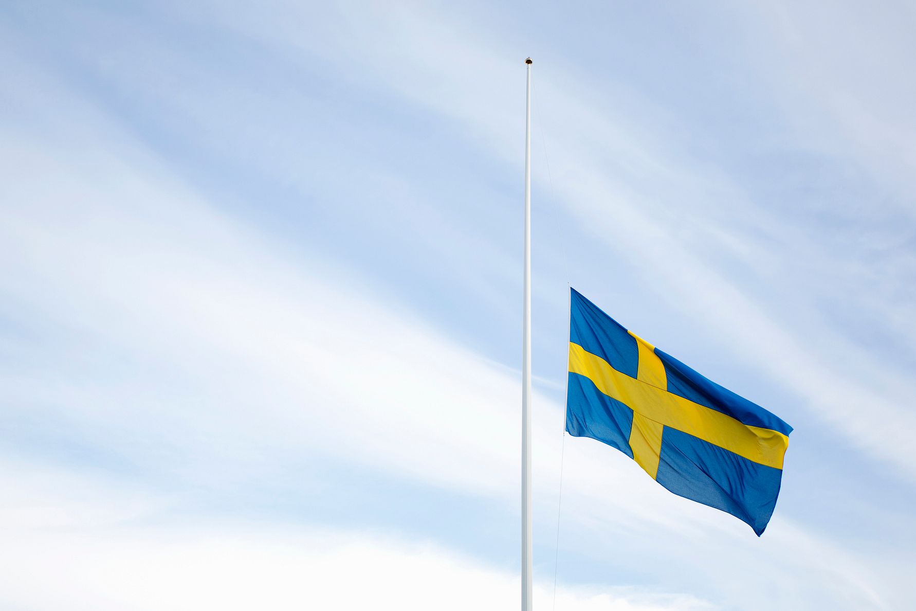 Svensk flagga på halv stång.