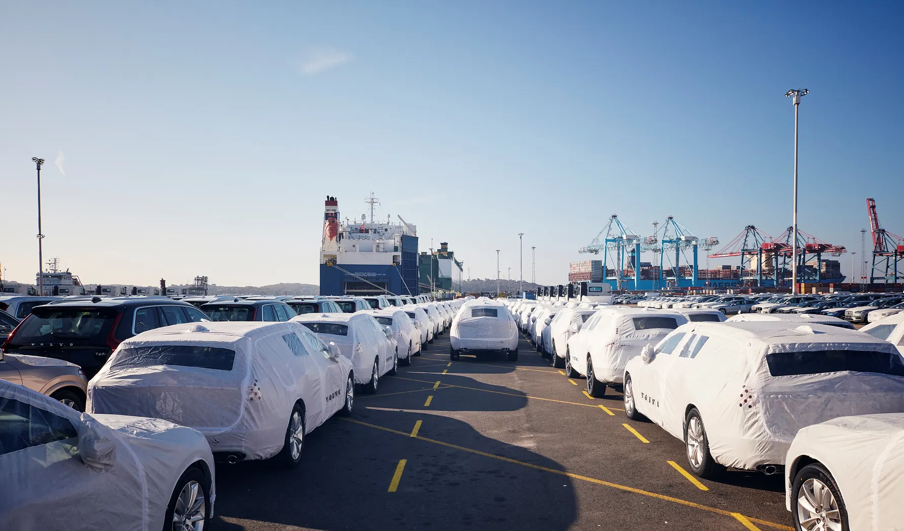 Volvobilar lastas för export på fartygen City of Oslo och Undine. Bild: Göteborgs Hamn AB.