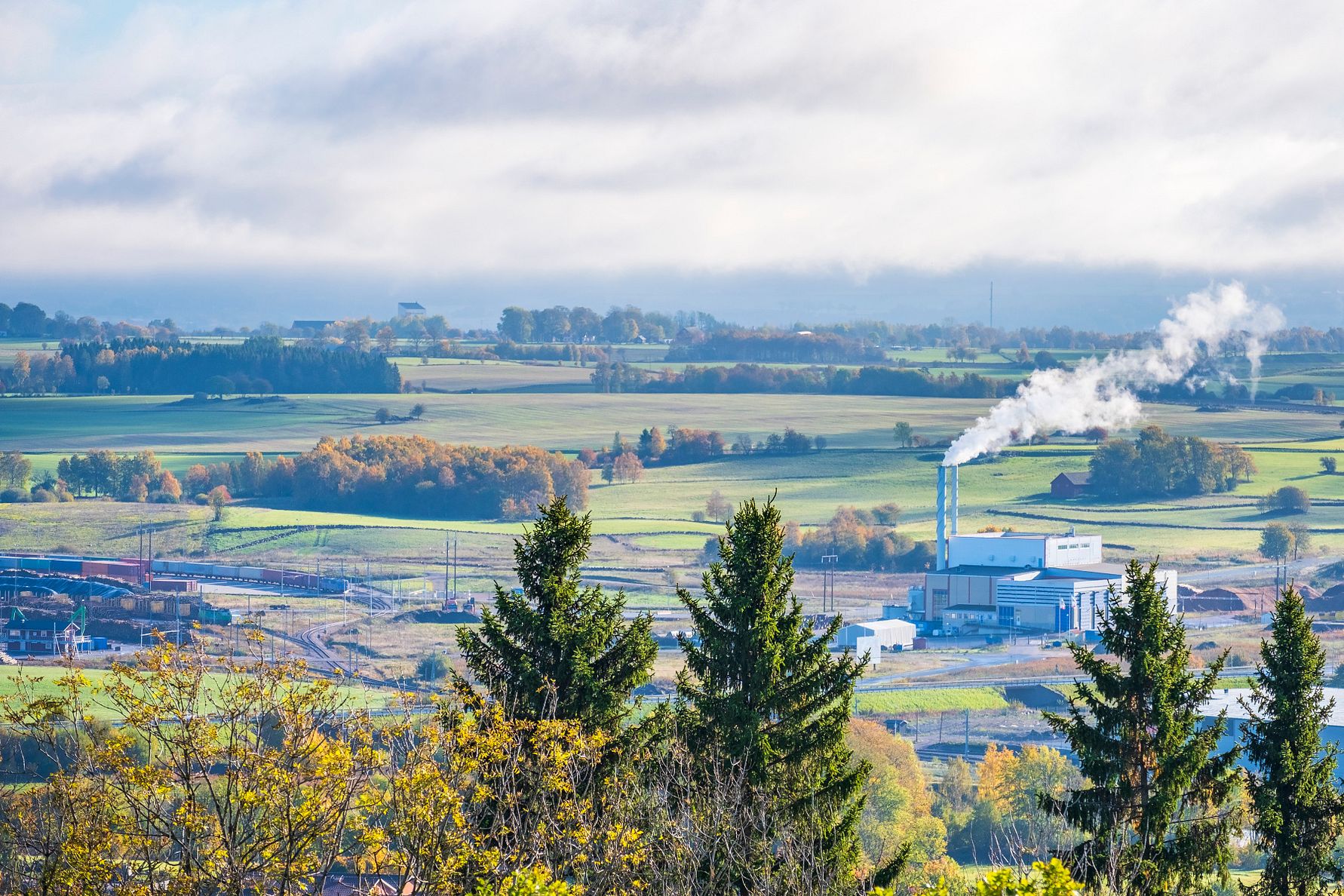 Energiintensiva industrier, som stål- och metallindustrin, drabbas hårt av höga energipriser. För att möta detta lanserar EU en handlingsplan som ska sänka energikostnader genom ökad elektrifiering och effektivare energianvändning.