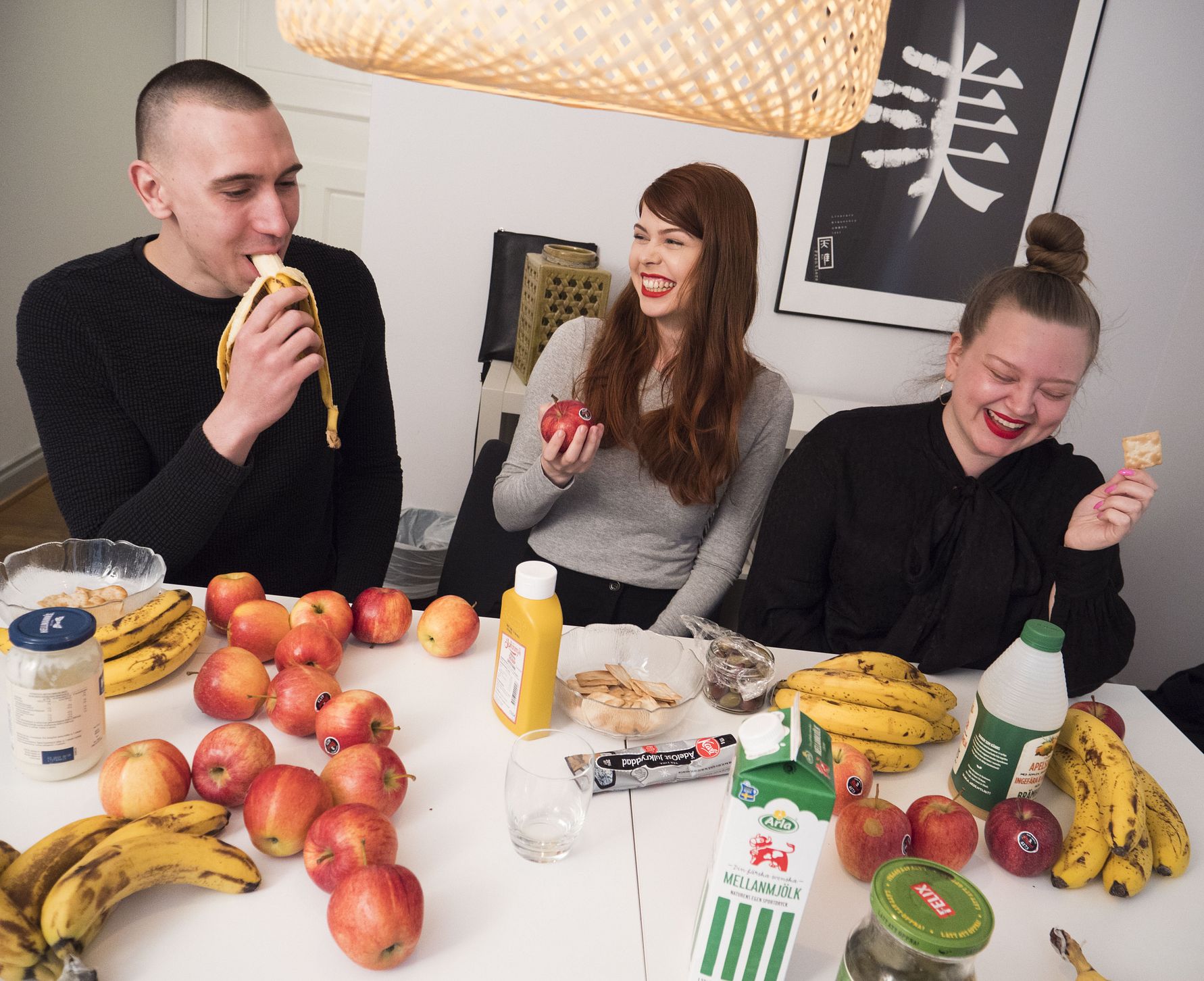 Delar av arbetsgruppen från Berghs testar konceptet själva. Från vänster: Fredrik Rylander, Sabina Beldelius och Rebecca Rendahl