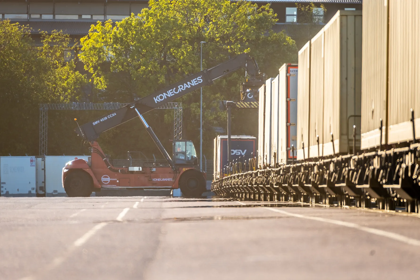 I Göteborg hanteras tågpendeln på Arken kombiterminal som ligger i direkt anslutning till hamnens roro- och containerterminaler. Bild: Göteborgs Hamn AB.