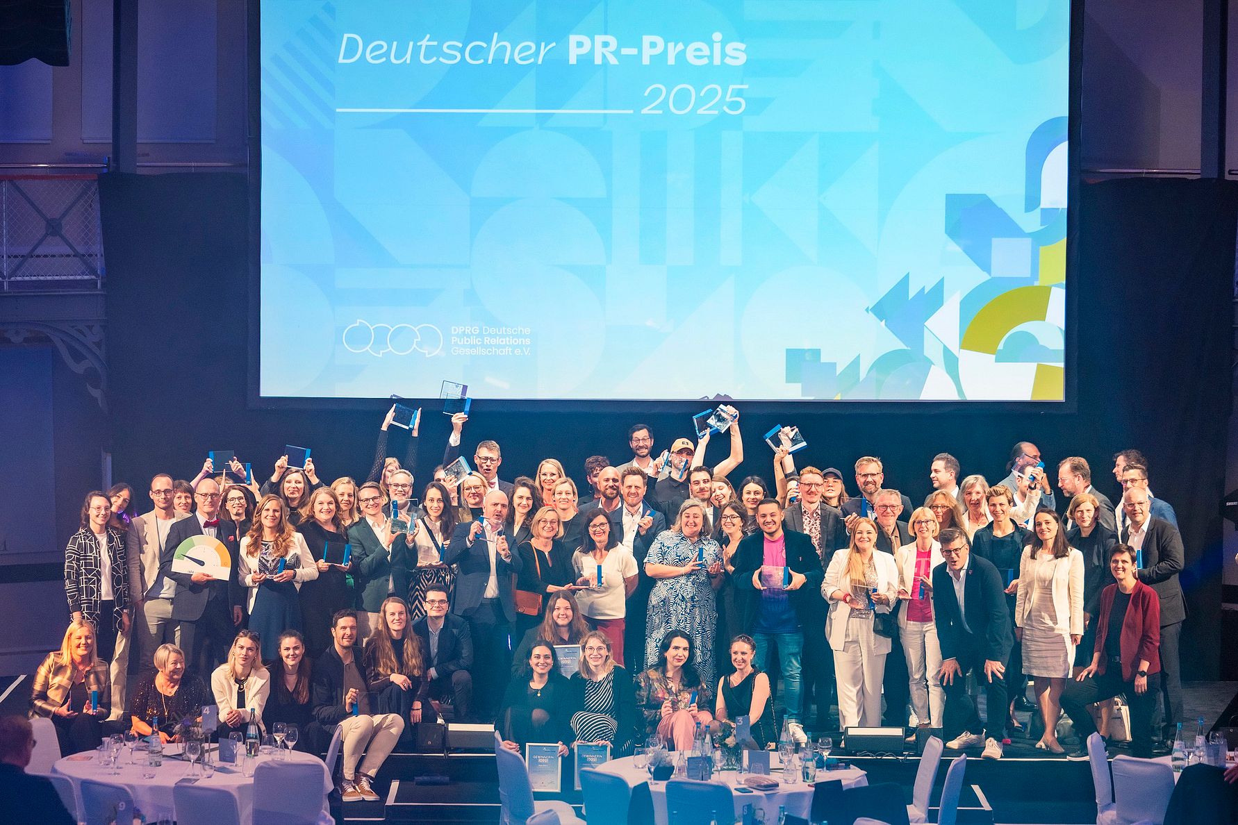 Die Gewinner*innen des Deutschen PR-Preises 2025. Für congstar nahm Timo Wakulat, Senior PR-Manager & Pressesprecher, den Preis in der Kategorie Nachhaltigkeits- und CSR-Kommunikation entgegen (oberste Reihe 5. v.r.). Credits: Medienfachverlag Oberau