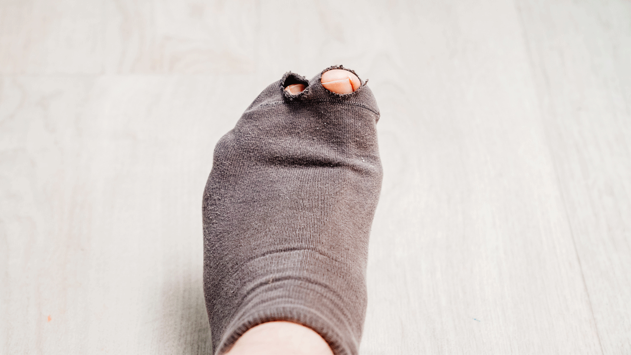 Strumpor, underkläder samt fuktig, fläckig, smutsig, mycket trasig eller möglig textil ska från 1 oktober slängas i restavfallet