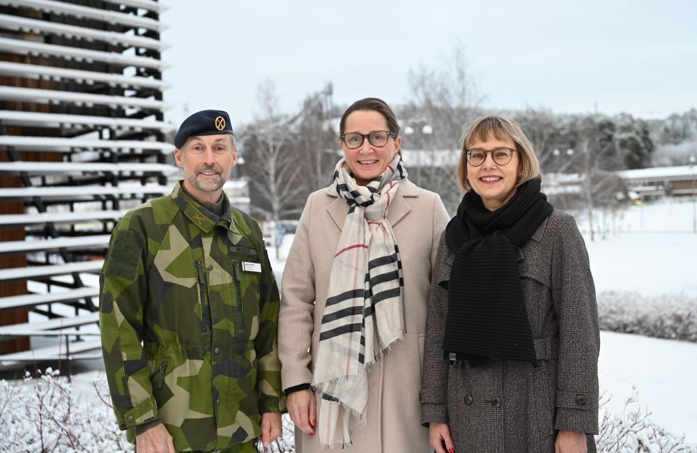 Ronny Modigs, regementschef Dalregementet, Anna Thörn, regiondirektör, Region Dalarna och Maria Jansdotter Samuelsson, vicerektor för samverkan och hållbarhet vid Högskolan Dalarna. Foto: Linnea Hinz, Dalregementet.