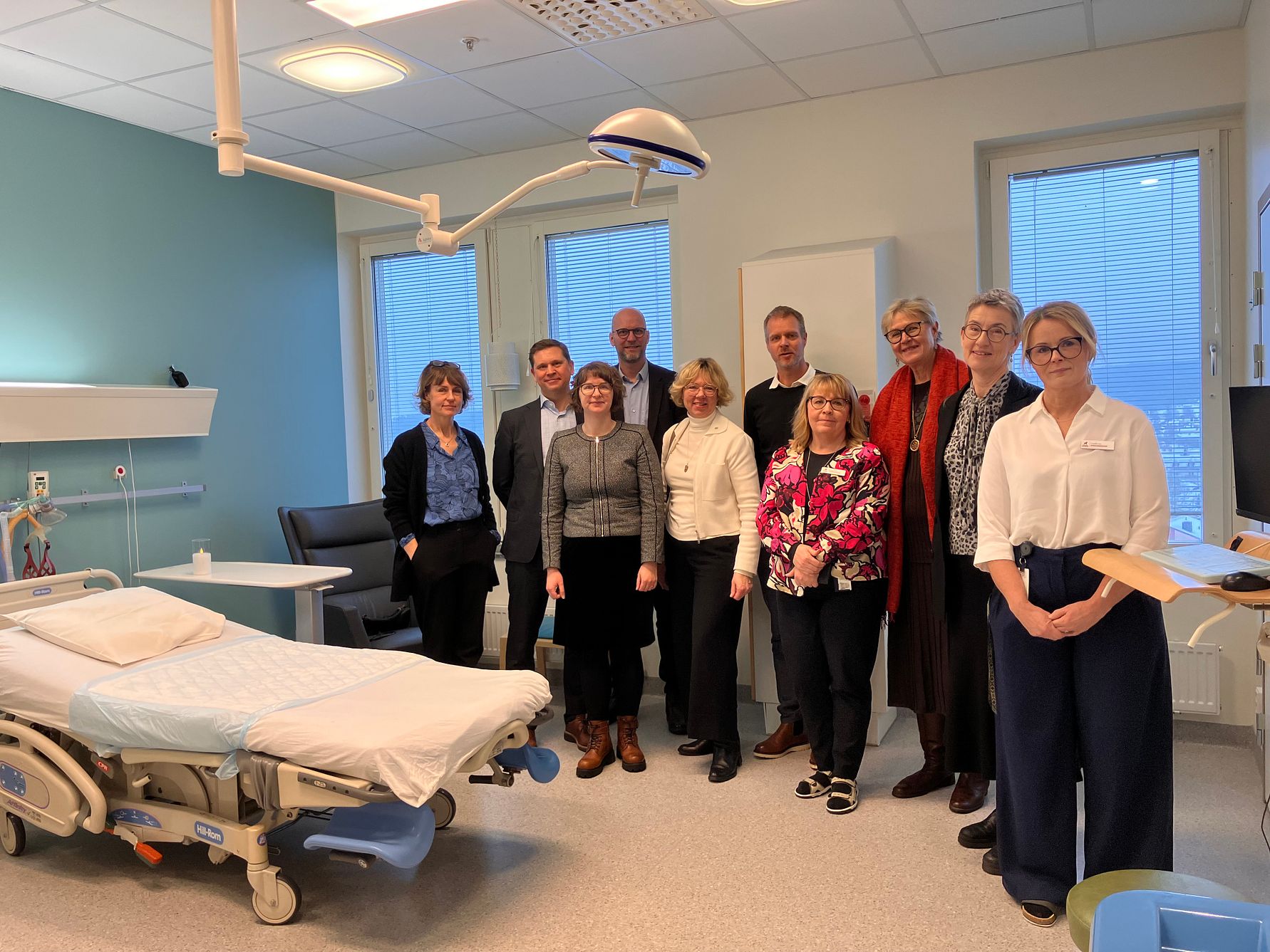 Besök på kvinnokliniken. Från vänster: Emelie Sternö, Björn Forsberg, Elin Norén, Jonatan Alamo Block, Helena Höij, Anders Nordahl, Jeanette Back, Karin Gunnars Hellgren, Elsmari Julin, Camilla Liss.