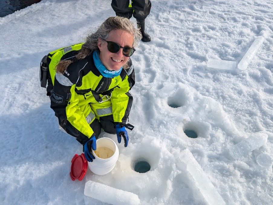Collecting under-ice algae for production measurements 