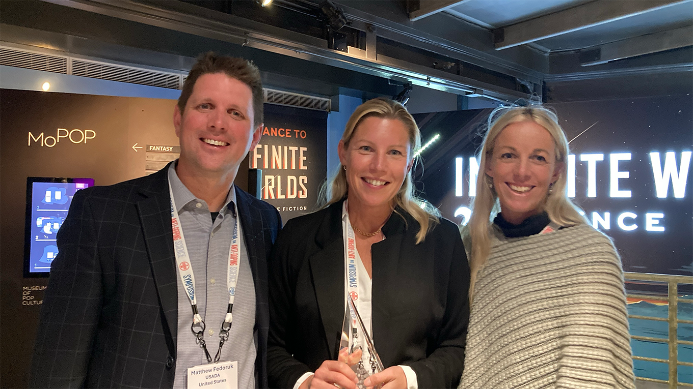 Jenny Schulze i mitten tillsammans med Matt Fedoruk och Laura Lewis från USADA, som delade ut priset.