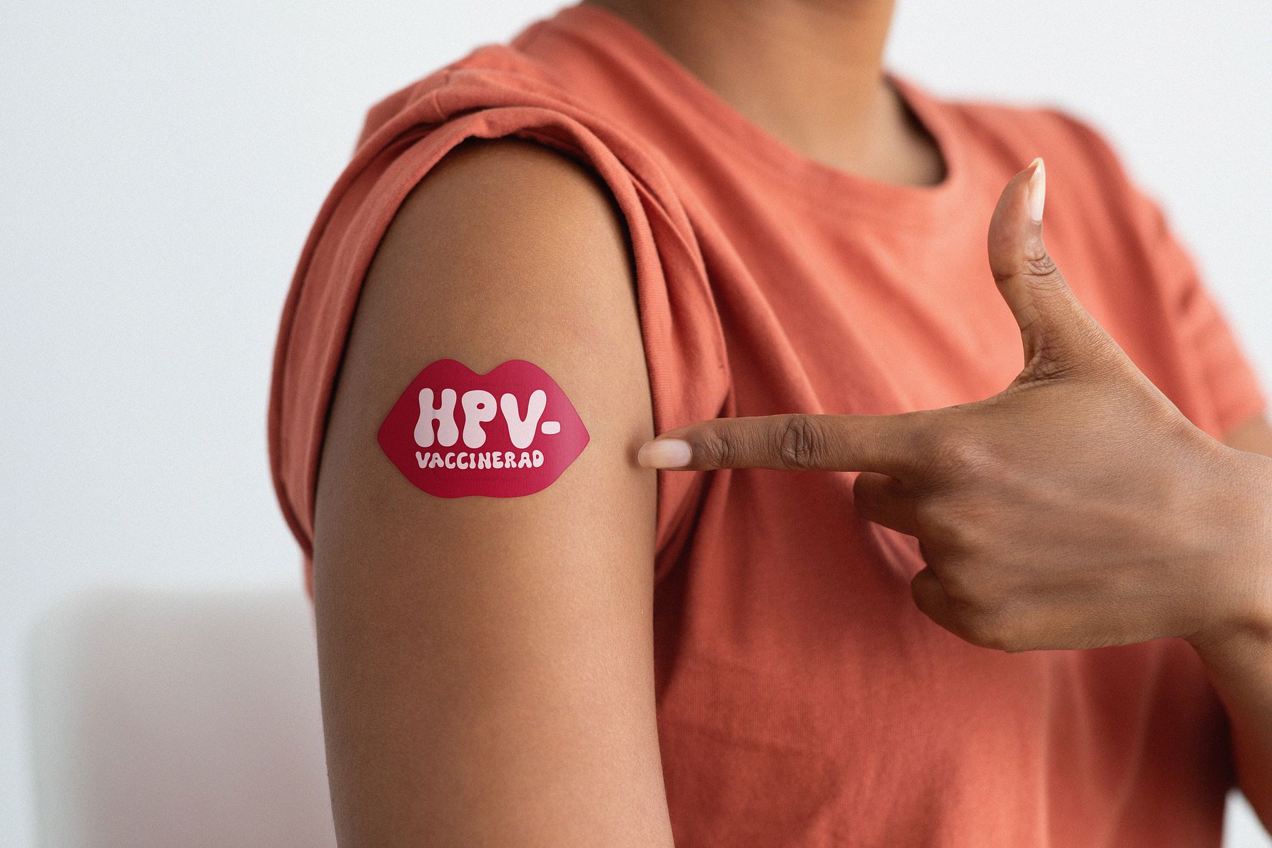 Överarm med plåster med texten: HPV-VACCINERAD