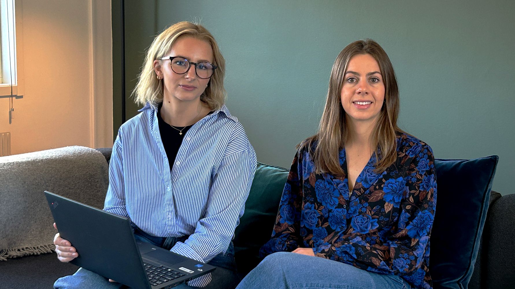Linda Bylander och Louise Björelind är två av personerna i utvecklingsteamet för Konteks nya AI-chatbot Sally.