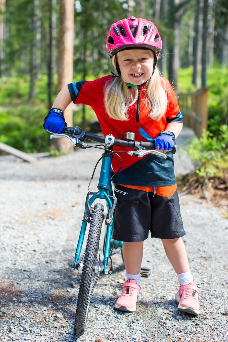 Glad tjej på lekfulla Cross country MTB-leder från Cykla Järvsö.jpg