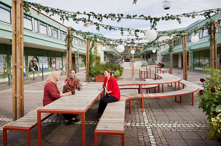 Vårväderstorget_möte i pergolan.jpg