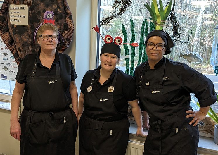 Huvudbonader med sjömatstema. Från vänster Anneli Johansson, kock, Pernilla Dierks, köksmästare och Paula Gabriel, kock.