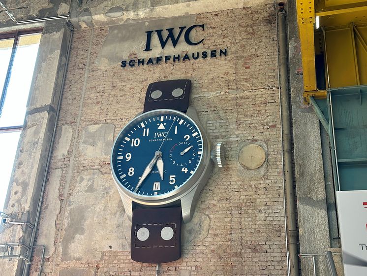 Das Zifferblatt des Nachbaus der IWC-Armbanduhr hat einen Durchmesser von zwei Metern. Exemplare der Uhr hängen an mehreren Standorten der Motorworld.