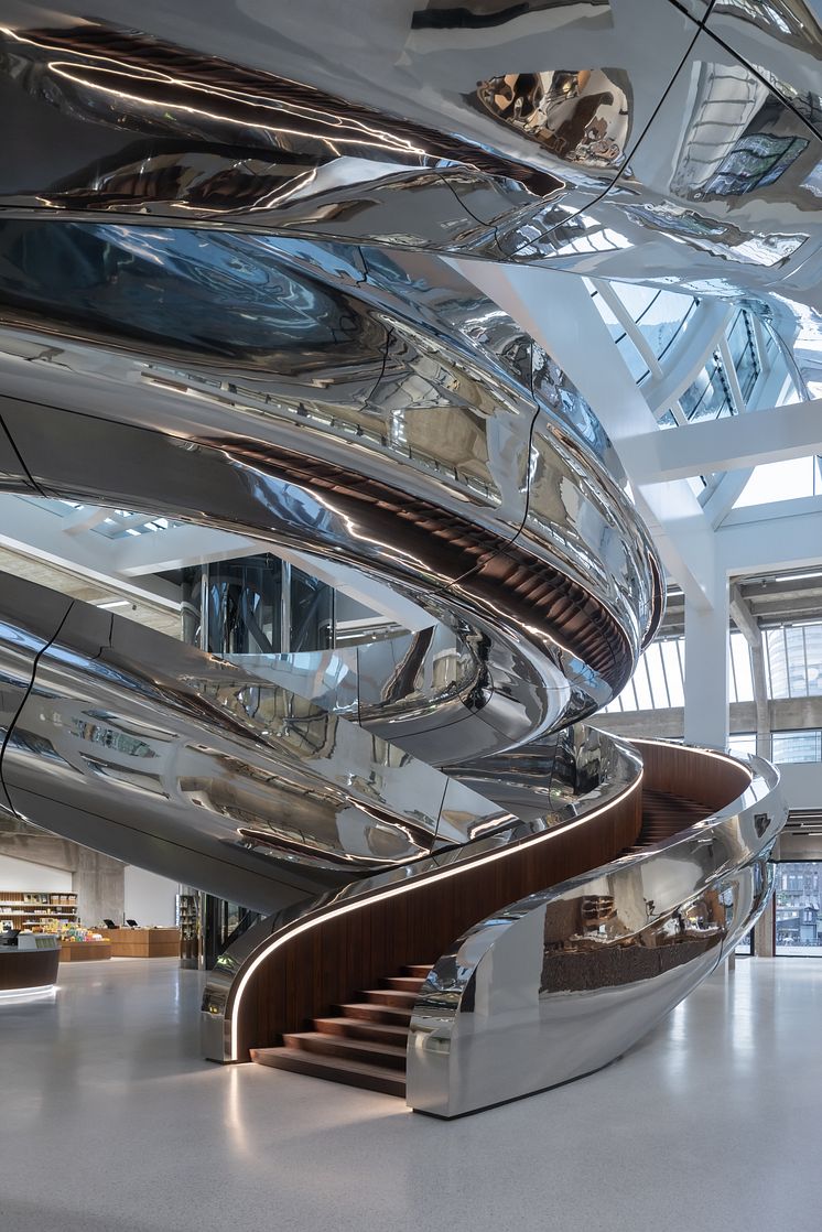 Kebony-Holztreppe im FENIX Museum: Nachhaltige Architektur, doppelte Helix, Design von MAD Architects in Rotterdam
