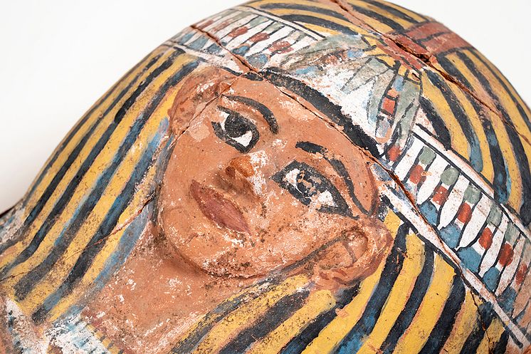 Fornegyptisk barnsarkofag i keramik