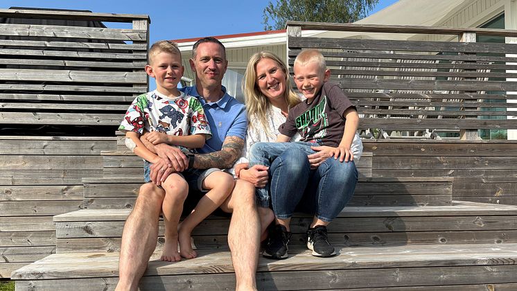 Familjen Sjöstedt framför sitt sekelskifteshus med solceller på taket och batterilagring som gör dem mer självförsörjande. 