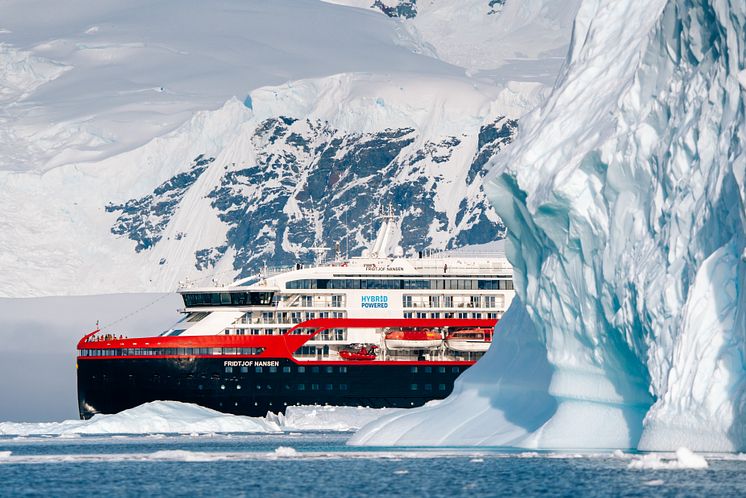 Antarctica_WilhelminaBay_MSFridtjofNansen_HGR167190_KayFochtmann.JPG