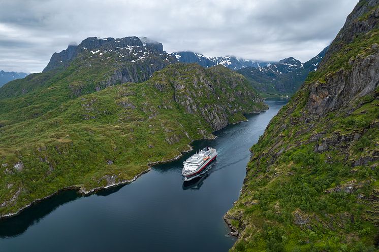 2024.06.13 - Otto Sverdrup, Trollfjorden, drone - 04 - Espen Mills - Hurtigruten.jpg
