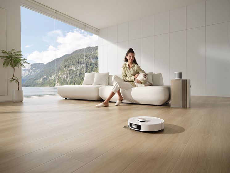 Stay-Connected-with-Your-Home-主机语音控制2.jpg