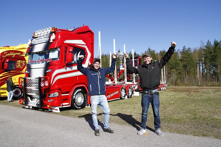 Fjolårets vinnare Mikael och Jimmy Storm höjer segerpokalen! Deras fina Scania R590 korades till Skogens Konung I år kommer de till Emmaboda för att försöka försvara sin titel Foto Tomas Ek.jpg
