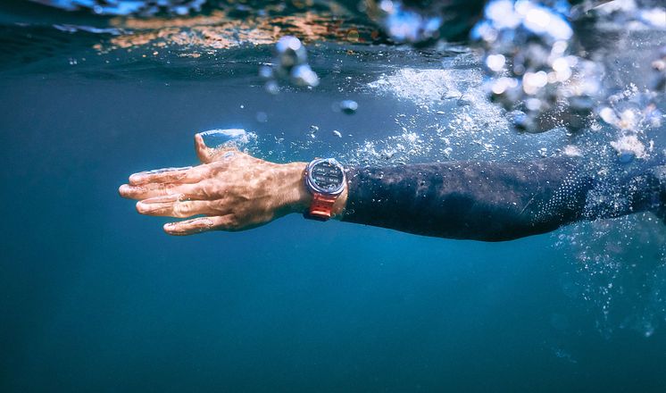 033-lifestyle-galaxy-watch-ultra-titaniumgray-ocean-swimming.jpg