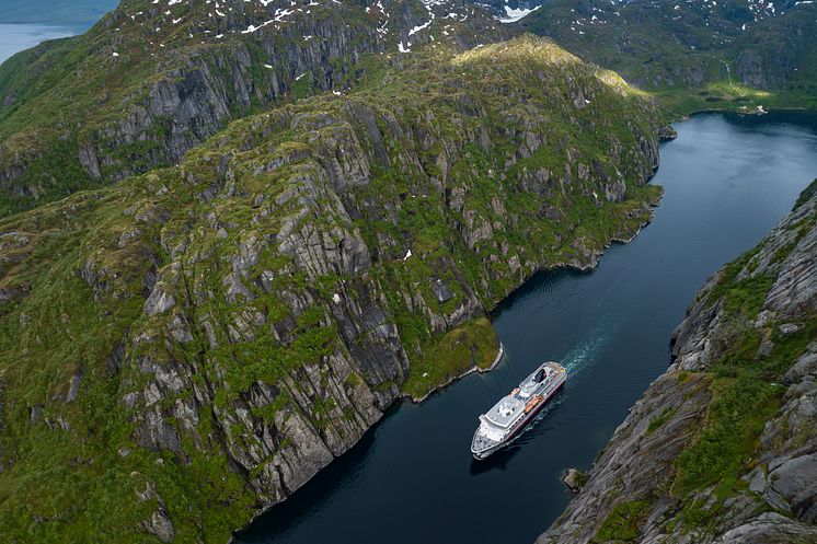 2024.06.13 - Otto Sverdrup, Trollfjorden, drone - 02 - Espen Mills - Hurtigruten.jpg