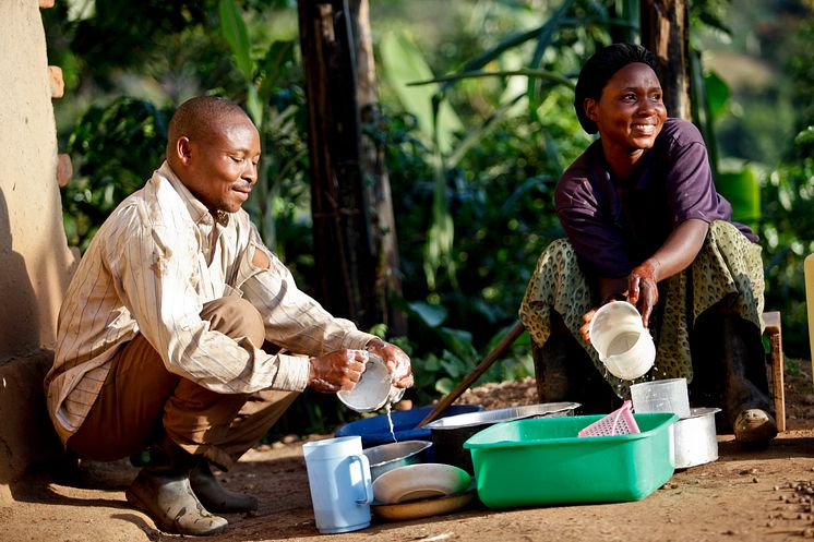 Angela och Ivan Mukababirwa i Uganda delar på sysslorna