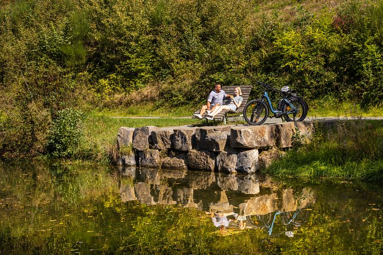 Nordrhein-Westfalen_Fahrradfahrer_machen_Pause_auf_dem_Sauerland_Radring.jpg