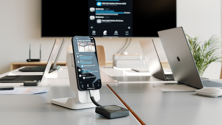 Alogic_4KWireless_Button&PresenterBase_Lifestyle_MosquitoButton Plugged with iPhone16_wide.png