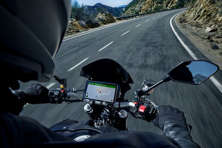 Garmin_zumo R1_1.jpg