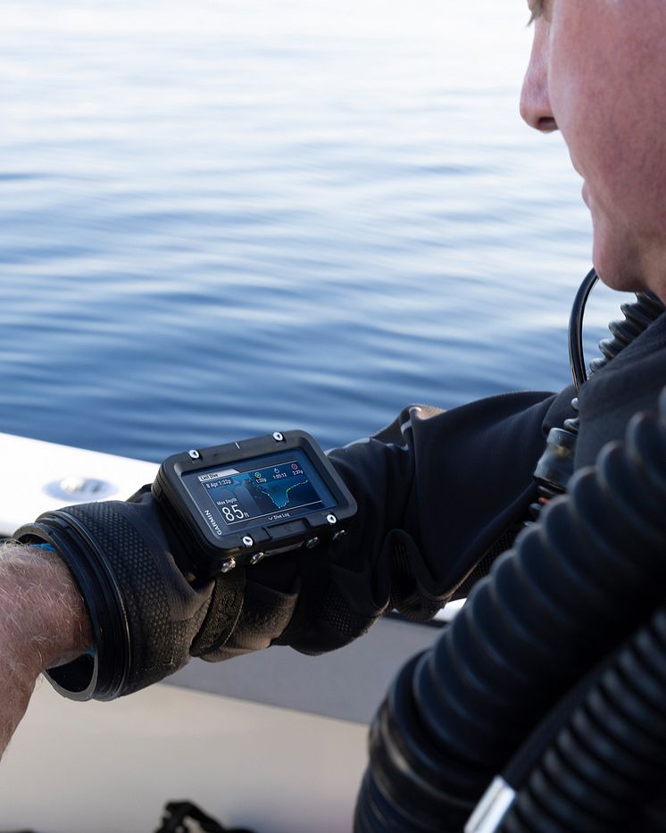 Garmin Descent X50i, on arm.jpg