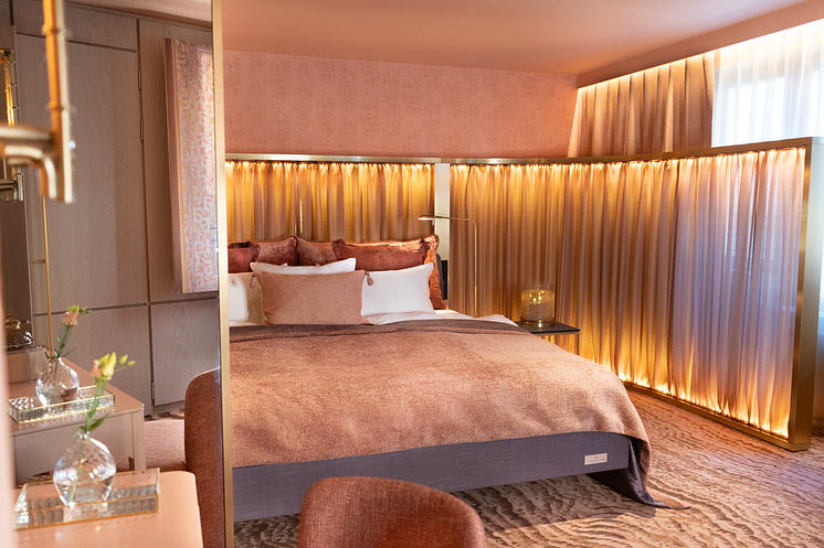 Bedroom_TheRoyalSuite_1.png