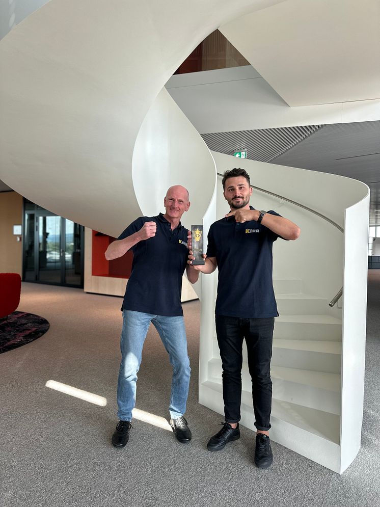 Projektleiter Markus Amberg (links) und Geschäftsführer Robert Kern haben mit ihrem Team die Herausforderungen in der Planung und Montage der Kunst-Treppe perfekt gemeistert.