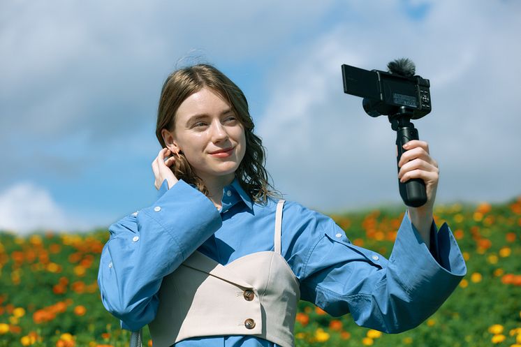 Canon PowerShot V1_CINC_Lifestyle_Selfie_u21[1].jpg