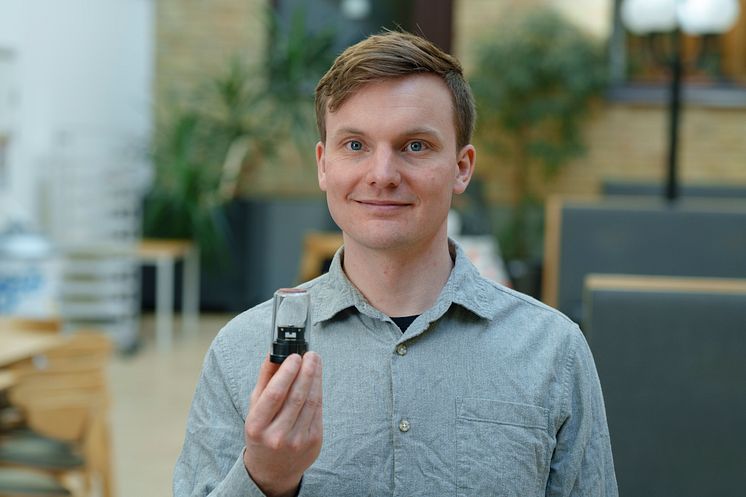 Nils Hauff porträtt med dalahäst.jpg