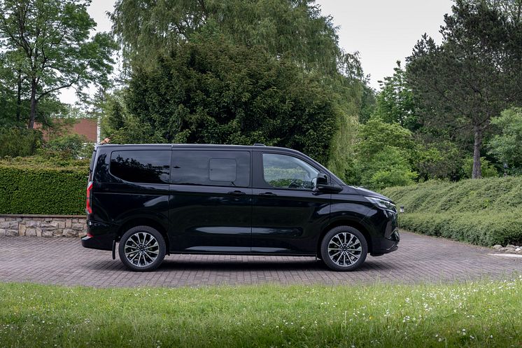 Ford E-Tourneo Custom_Titanium_X (2).jpg