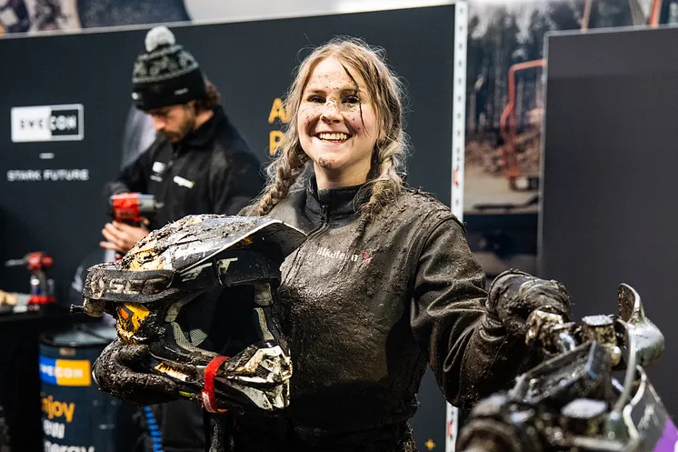 Finländska Anna Palander efter Gotland Grand National 2025, tävlandes på en elektrisk Stark VARG.