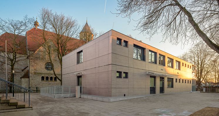 Adapteo_2023_Schule_Sarstedt_Außenansicht-2.jpg