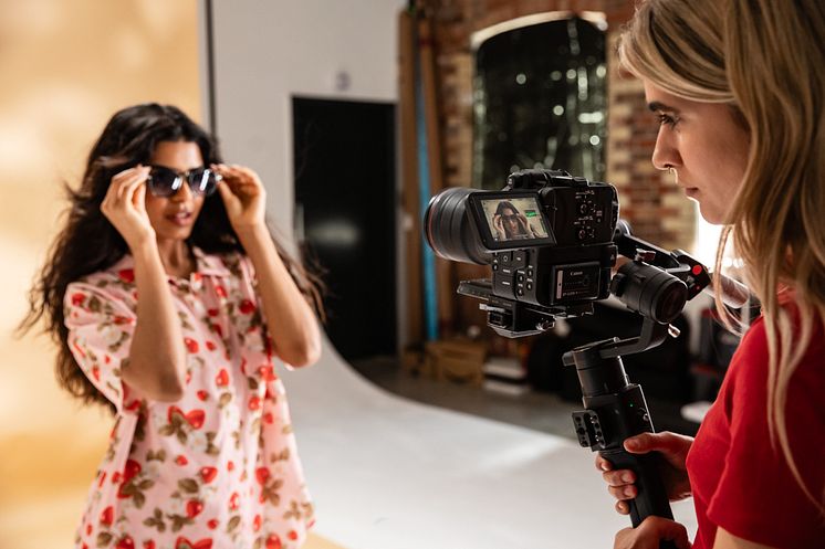 Canon EOS C80_Lifestyle_Product_on_gimbal_65309.jpg