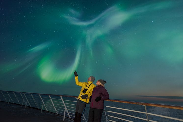 Northern_lights_on_deck_Norway_HGR_122388_Photo_Agurtxane_Concellon.TIF