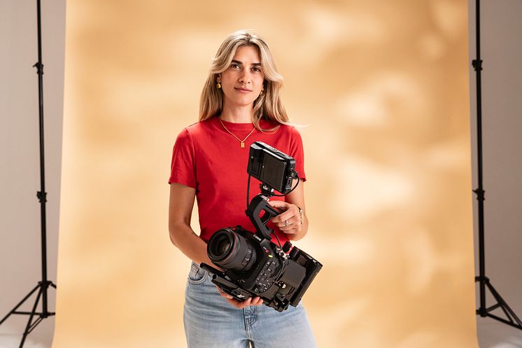 Canon EOS C80_Lifestyle_Carolina_holding_product_65643.jpg