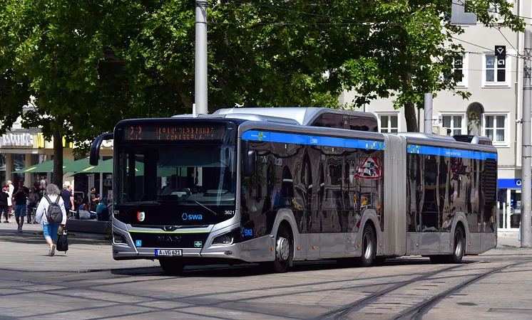 Bus fährt auf Straße