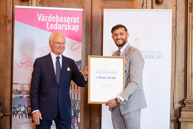 Mustafa Aboutaka mottar stipendiet Kompassrosen vid Diplom- och stipendieceremonin 2024