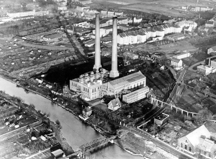 Foto 1_ 1916 wurde das Drehstromwerk in der Uferstraße in Betrieb genommen. Damals diente noch Braunkohle aus Helmstedt als Brennstoff. (Foto von 1925).jpg