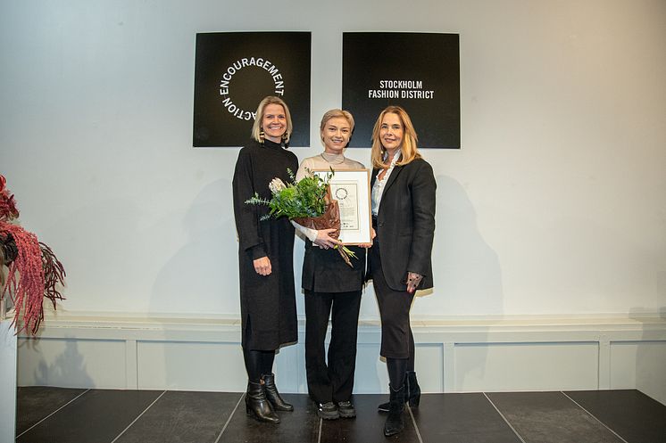 EFA_winner-Icebug_Nora-Björning-Engström_with_CEO-Helena-Waker_and_Chairman-Camilla-Kock_Stockholm-Fashion-District_and_Trade-Partners-Sweden.jpg