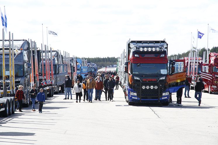 Timmer-, flis- och flishuggbilar samlas till den tredje upplagan av Trailer Wood Trophy på Emmaboda Flygbana Tävlingen samlar i år ett rekordstort startfält Foto Tomas Ek.jpg