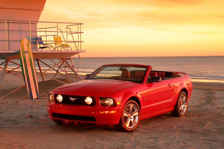 2005-Gen5-FordMustangGTconvertible.jpg